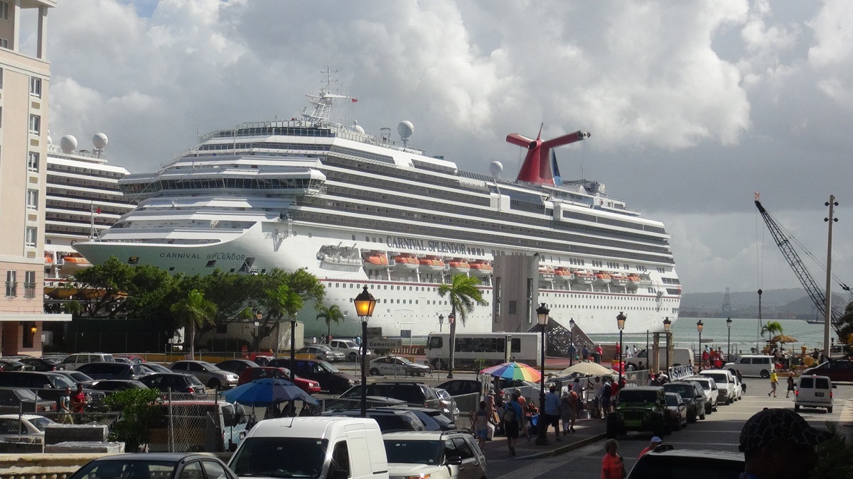 What is a standard itinerary for a Carnival Splendor cruise?
